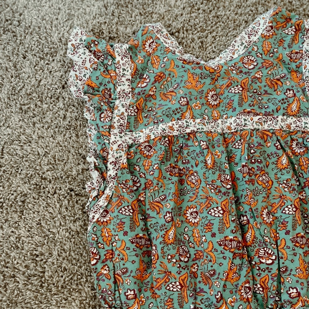 Universal thread target find dress. One button behind neck. Easy to slip on.
